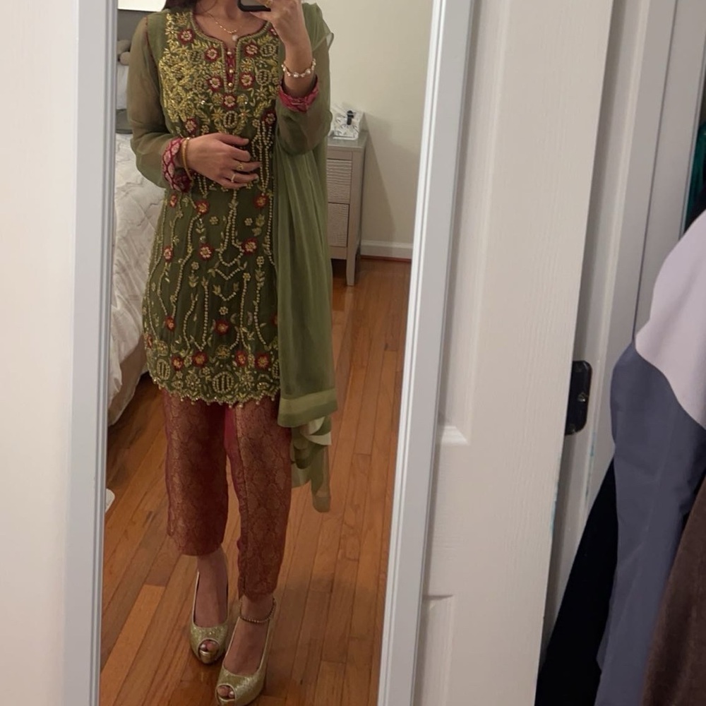 3 piece fancy shalwar kameez.
Size S-M
Colors: green and red
